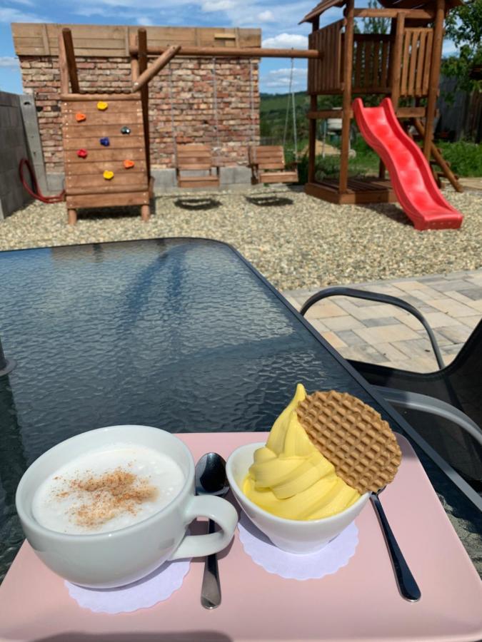 מלון Kuzelov Cafe De La Creme מראה חיצוני תמונה